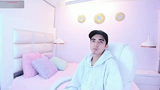 Hottie Guy online show from November 8, 6:11 pm