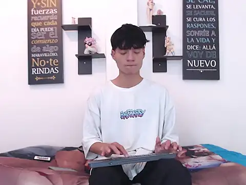 Snapshot of alex_russo__ chatting on October 12, 4:17 am alex russo   online show from October 12, 4:17 am