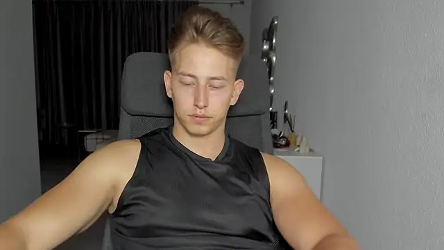 Snapshot of find0m_master chatting on October 15, 8:27 pm find0m master online show from October 15, 8:27 pm