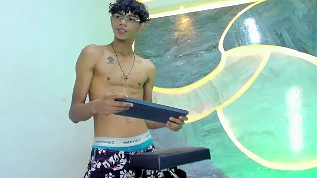 Sex Boy 33  online show from October 27, 5:32 am