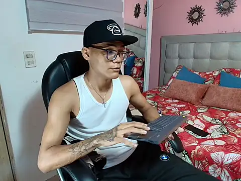 Snapshot of aron_big_big chatting on October 21, 7:39 pm aron big big online show from October 21, 7:39 pm