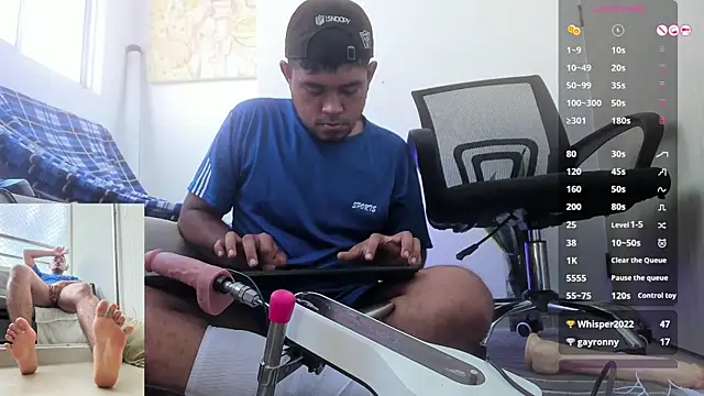 Alexxx feethis online show from November 30, 6:43 pm