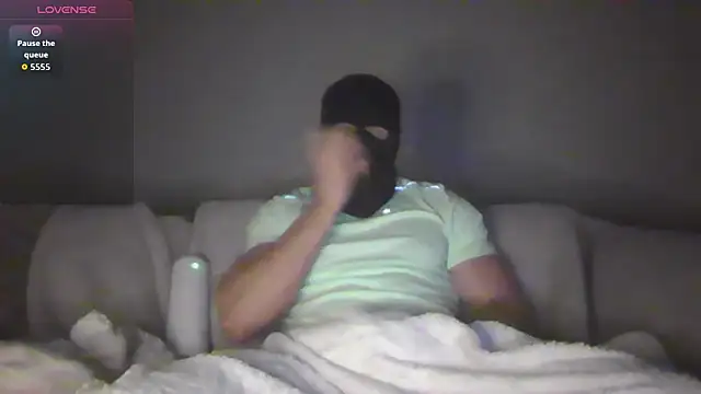 Snapshot of Masked_Bull38_Uk chatting on October 24, 9:16 pm Masked Bull38 Uk online show from October 24, 9:16 pm