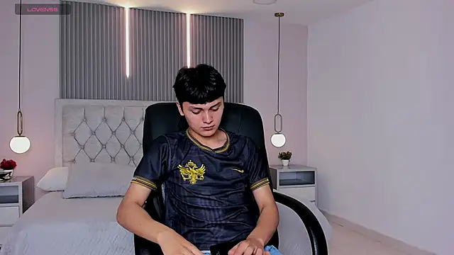 Maxii18  online show from December 16, 6:59 pm