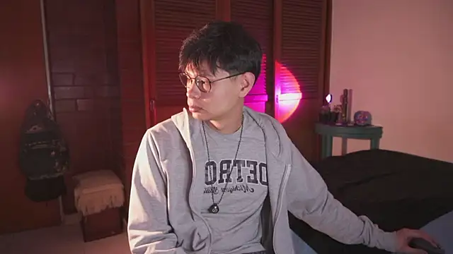 estmonnn online show from March 19, 11:52 pm