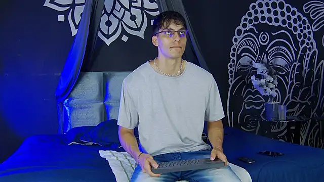 AlessioVitale online show from December 17, 12:23 pm