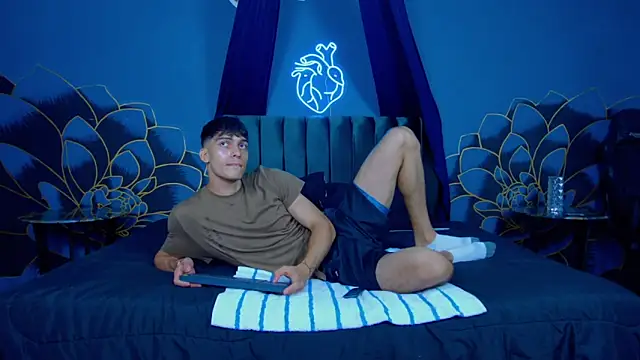 AlessioVitale online show from December 4, 1:40 pm