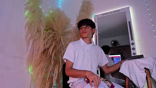 Leo Glow online show from February 10, 7:51 pm