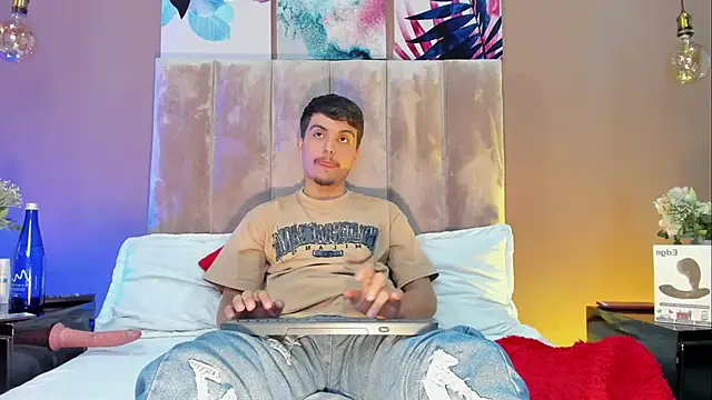 NicolasRey1 online show from November 18, 3:43 am