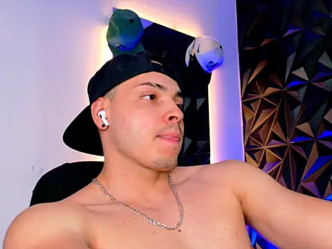 Maxwell Dupont online show from November 15, 10:45 pm