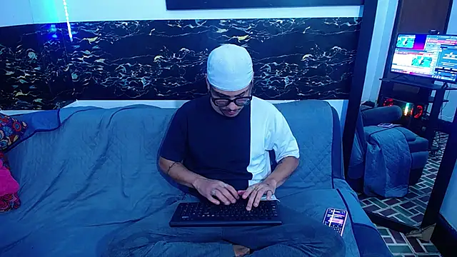 LatinWolfBoy online show from November 21, 3:05 am