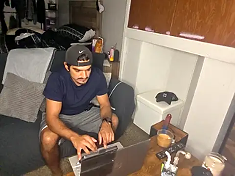 piggylatino online show from November 13, 5:23 am