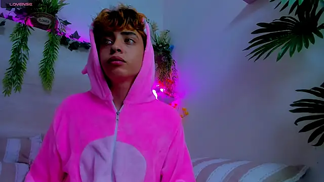 Twinkk Guy online show from November 21, 5:39 am