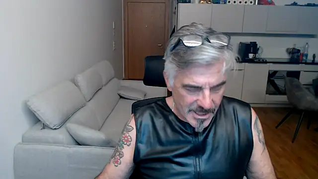 Buidapest online show from February 7, 4:30 am