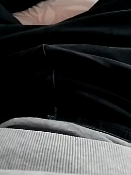 erdestruttor18 online show from December 15, 11:29 am