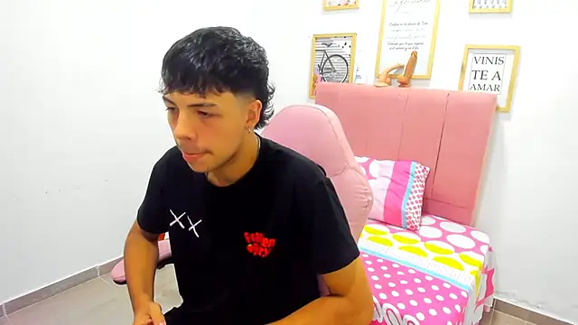 shy guy18 online show from December 1, 2:25 am