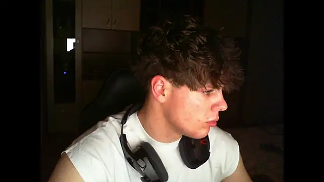 GymGuy0505 online show from December 14, 9:44 pm