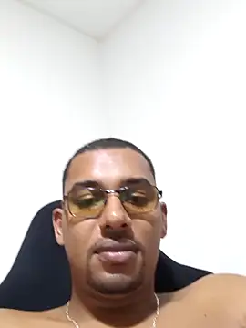 Reis001122 online show from May 2, 3:31 am