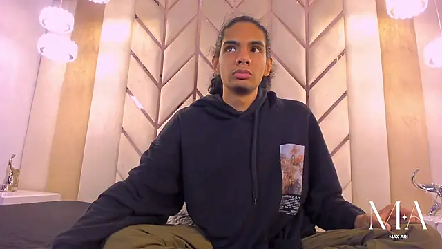 Max Ari online show from January 11, 12:15 am