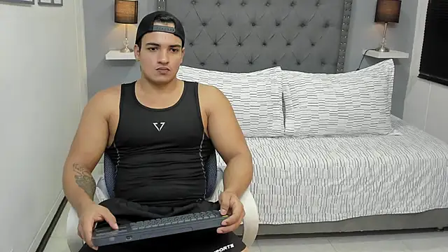 maxximo strong  online show from December 21, 7:55 pm