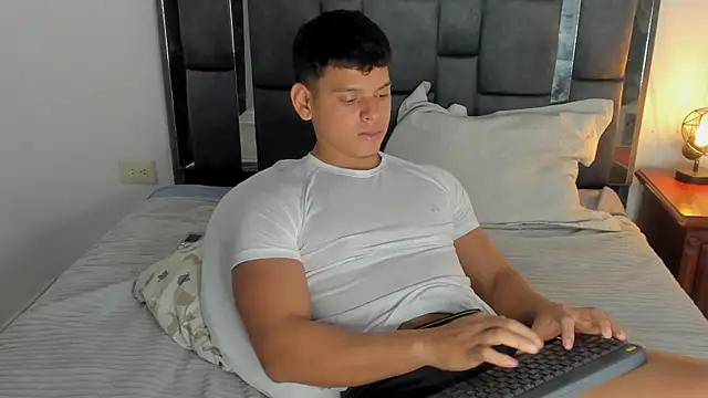 stefan leenox online show from February 10, 3:22 am