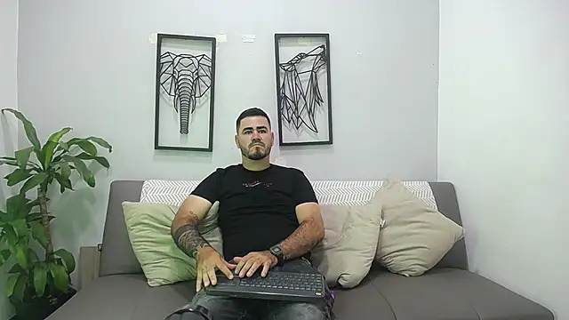 Aronhilton online show from January 13, 7:40 pm