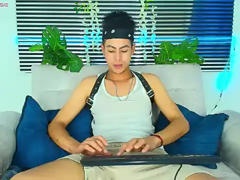 ThiiagoSaeenz online show from February 6, 4:48 pm