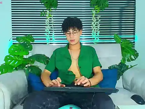 ThiiagoSaeenz online show from April 13, 3:56 pm