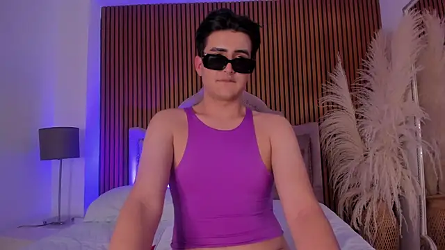 noahWolff  online show from February 15, 7:51 am