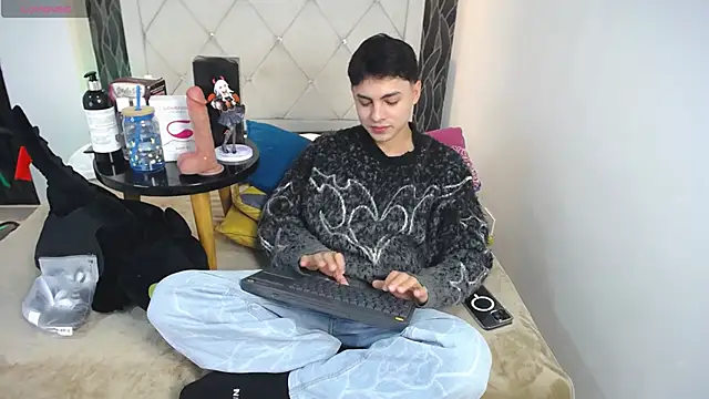 Samu Hott online show from March 25, 8:35 pm