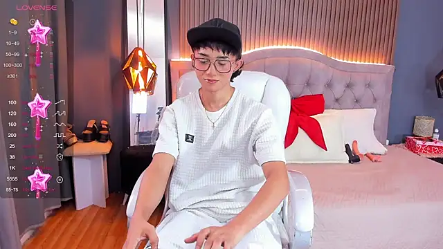 Noa 03 online show from June 1, 6:19 pm