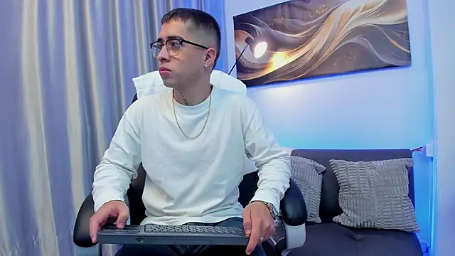 Tommas Jhonson online show from April 2, 4:10 am