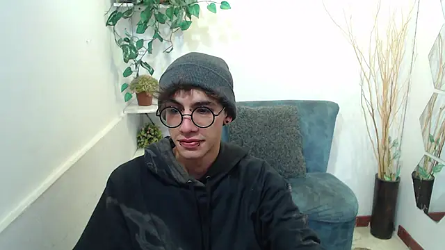 AaronBeer  online show from February 25, 11:44 am