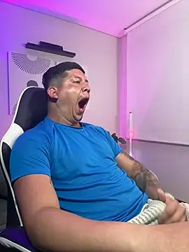  robertobaggioo online show from April 11, 12:31 pm