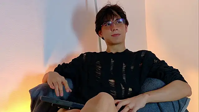 lui x dust online show from March 8, 3:10 am