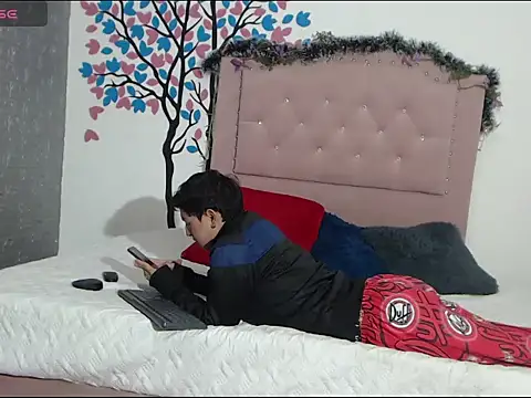 crissfer1 online show from February 26, 8:32 pm