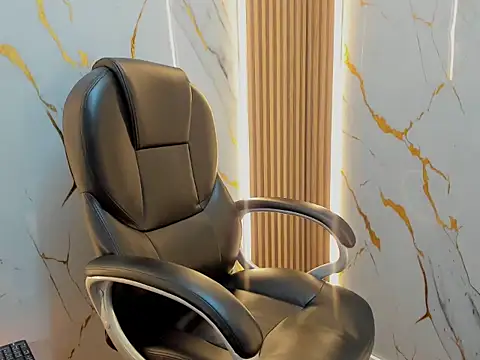 harleyqueehh online show from March 2, 4:01 am