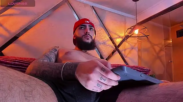 SantiagoHincapiie online show from March 3, 8:44 am