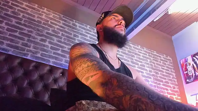 SantiagoHincapiie online show from March 12, 9:22 pm