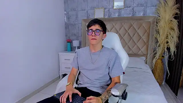 TylerCross  online show from April 8, 8:17 pm