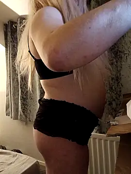 Alicia-Sissy-Smallz online show from February 6, 10:50 pm