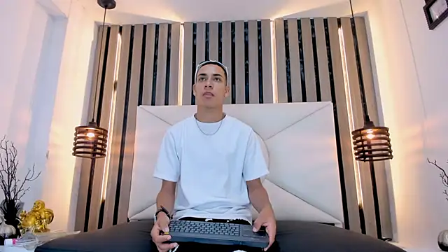 santiago deluca online show from April 7, 7:47 pm