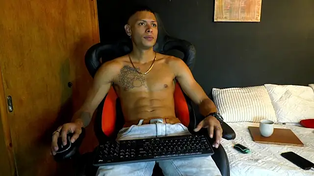 nicolas valmont online show from July 28, 8:01 pm