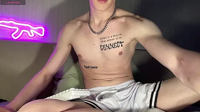 Travis Gracile online show from May 27, 8:33 am
