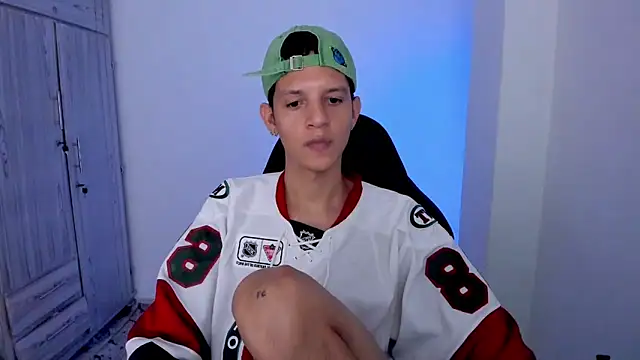 tylerrnova online show from June 26, 5:21 am