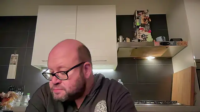 Snapshot of theitalianbear chatting on December 19, 12:45 am theitalianbear online show from December 19, 12:45 am