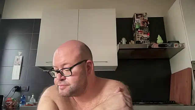 Snapshot of theitalianbear chatting on September 10, 9:41 am theitalianbear online show from September 10, 9:41 am