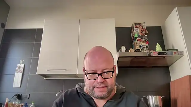 Snapshot of theitalianbear chatting on October 3, 11:48 am theitalianbear online show from October 3, 11:48 am