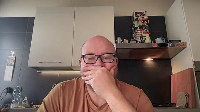 Snapshot of theitalianbear chatting on March 23, 6:37 am theitalianbear online show from March 23, 6:37 am