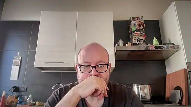 Snapshot of theitalianbear chatting on October 11, 1:04 pm theitalianbear online show from October 11, 1:04 pm